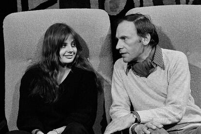 Jean Louis y Marie Trintignant.

El cine era simplemente el negocio familiar para el clan francés. Marie debutó con apenas cuatro años en Mon amour, mon amour (1966), una película dirigida por su madre, Nadine Trintignant, y protagonizada por su padre, Jean Louis, considerado uno de los grandes protagonistas de la escena francesa, con títulos como Un hombre y una mujer. El intérprete explicó en una entrevista el año pasado, cuando cumplió 90, que padece cáncer y no se ha sometido a ningún tratamiento. “Perdí las ganas de vivir hace 15 años”, dijo, refiriéndose al brutal asesinato de su hija Marie. La pareja de ésta, el cantante Bertrand Cantat, la mató de una paliza y fue condenado solo a ocho años por homicidio involuntario. Cantat ha vuelto incluso a los escenarios, no sin polémica.

Tras aquella primera película de padre e hija, trabajaron varias veces juntos, en películas como La terrazza (1980), de Ettore Scola, con Marcello Mastroianni, Vittorio Gassman y Ugo Tognazzi.