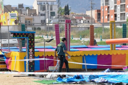 Un agente de la Guardia Civil en la atracción en la que murió una niña de dos años el 15 de junio de 2025, en Alquerías, Murcia.