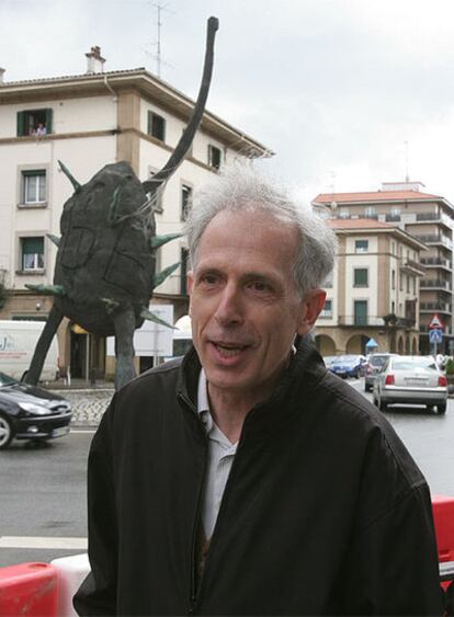 El escultor Andrés Nagel posa ante su obra en Amorebieta.