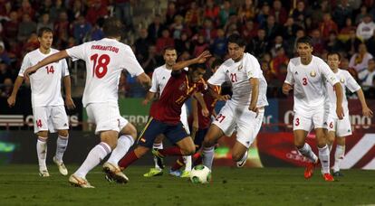 Pedro, rodeado de hasta seis jugadores de Bielorrusia.