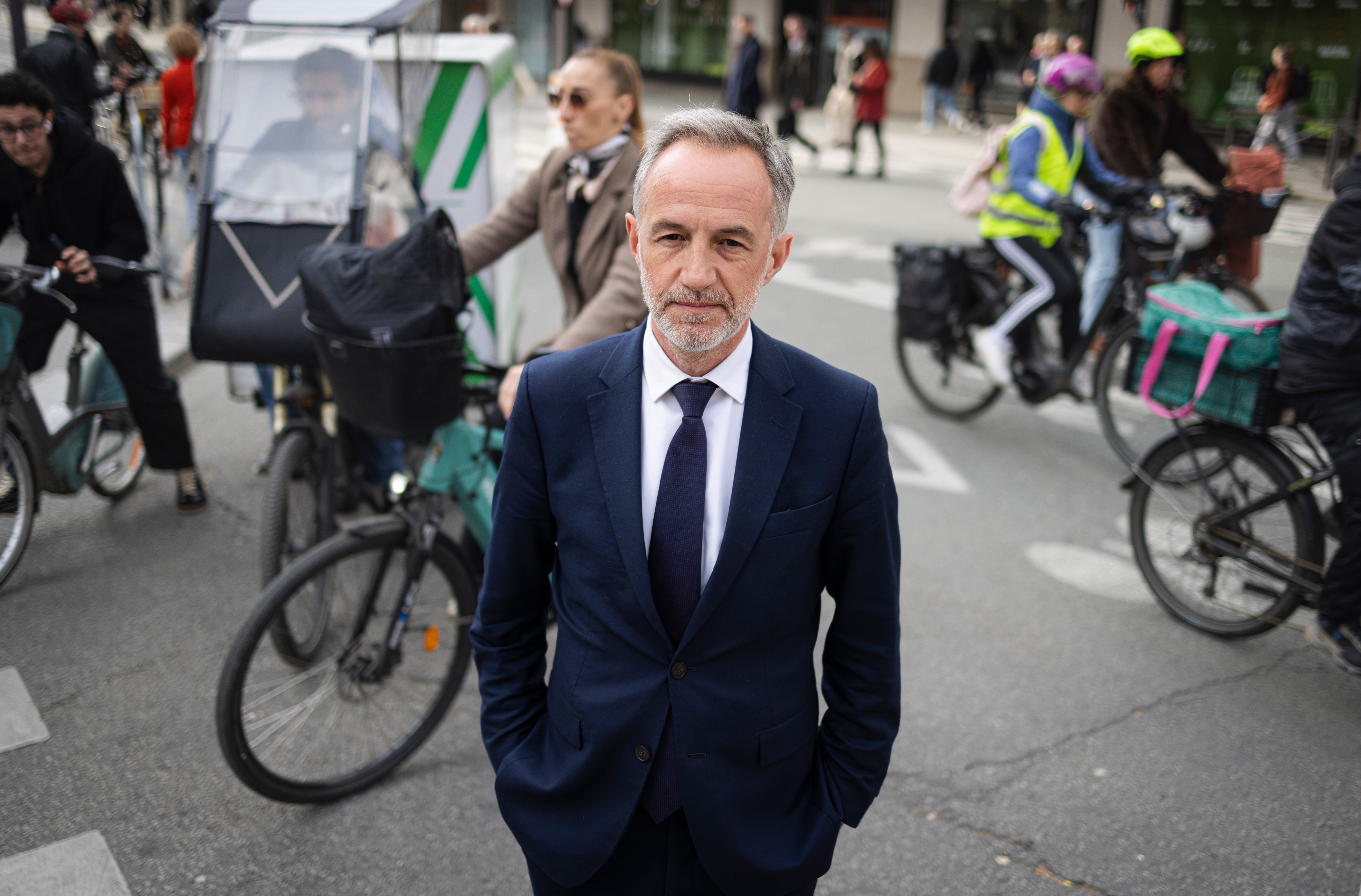 El alcalde de París, el socialista Emmanuel Grégoire, el 13 de Mayo en la calle de Rivoli.