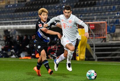 Lucas Hernández trata de marcharse de Doan, jugador del Arminia Bielefeld. / (REUTERS)