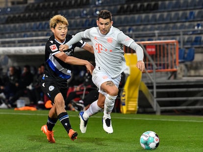 Lucas Hernández trata de marcharse de Doan,  jugador del  Arminia Bielefeld. / (REUTERS)