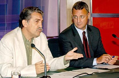 Diego López Garrido y Jesús Caldera, ayer, tras la reunión de la ejecutiva del PSOE.