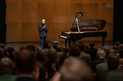 Igor Levit saluda al final del concierto con todo el público puesto en pie.