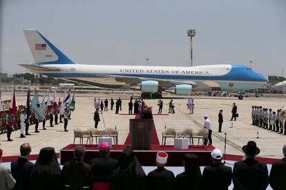 Miembros de la guardia de honor en formación esperan la llegada de Donald y Melania Trump en Tel Aviv.