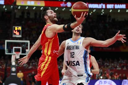 El alero de la selección española Rudy Fernández, en posesión del balón, junto a Marcos Delia.