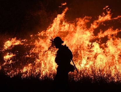 Los bomberos llevan a cabo una quema controlada para defender las viviendas del incendio de Ranch, mientras avanza hacia la ciudad de Upper Lake, en California (EE UU).