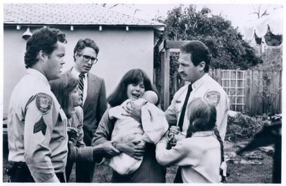 El momento en el que la policía acudió a casa de la madre de 'Baby M' para entregárselo a sus padres legales.