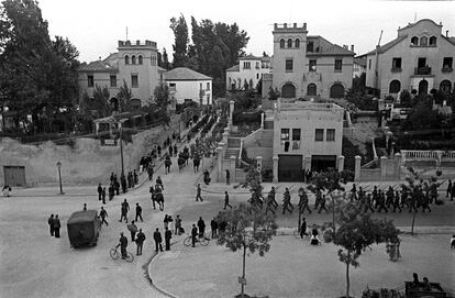 Madrid a finales de mayo de 1937: soldados de la 21? brigada mixta, al mando del comandante Juan de Pablo Janssen, se dirigen hacia el estadio de Chamartn para asistir a una parada militar y un partido de ftbol en homenaje a su unidad.