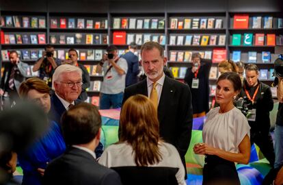 Los reyes Felipe VI y Letizia, junto al presidente alemán, Frank-Walter Steinmeier, y su esposa, Elke Buedenbender, en el pabellón español.