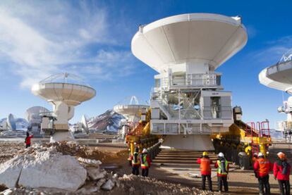 Colocación de una de las antenas del observatorio astronómico internacional ALMA, en Chile.