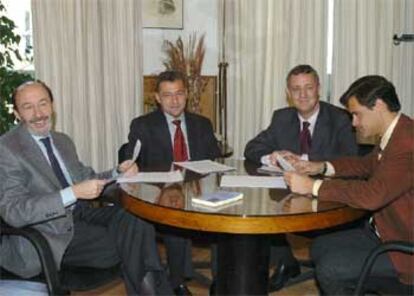 Los socialistas Caldera, Rubalcaba y  López Aguilar, durante la reunión con el portavoz de CC, Paulino Rivero (en el centro).