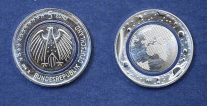 Imagen de las nuevas monedas cinco euros en Múnich, Alemania, el 11 de abril de 2016. SVEN HOPPE EFE