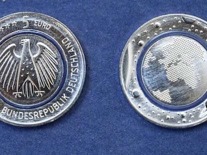 Imagen de las nuevas monedas cinco euros en Múnich, Alemania, el 11 de abril de 2016. SVEN HOPPE EFE