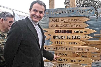 El presidente del Gobierno señala el cartel que apunta hacia León, la ciudad de Zapatero, en la base de apoyo avanzado que lidera España en Herat.