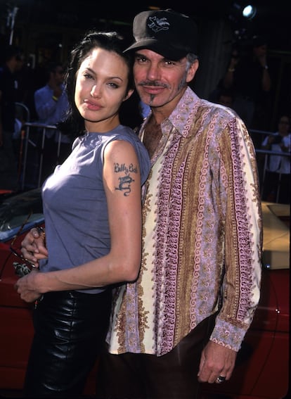 <p><strong>¿Cómo prendió la llama?</strong> En el rodaje de <em>Fuera de control</em> (1999) surgió una atracción tan vertiginosa entre Angelina Jolie (Los Ángeles, 1975) y Billy Bob Thornton (Arkansas, 1955) que a él se le olvidó avisar a su prometida, Laura Dern, de que se iba con otra. “Me fui de casa para rodar una película y cuando regresé mi novio se había casado con otra”, explicaría Dern, “no he vuelto a saber de él, fue como si muriera de repente”. Lo que estaba muy vivo era el vigor sexual de la nueva pareja, que presumía en las alfombras rojas de haber echado un polvo en la limusina de camino. Se tatuaron sus nombres, llevaban tubos con la sangre del otro colgados del cuello y compraron una tumba conjunta. Para él (44 años en la época) era el quinto matrimonio, para ella (24 años) el segundo.</p> <p><strong>¿Cuándo llegó el incendio?</strong> En vez de pasar la eternidad juntos, lo dejaron en tres años: estuvieron juntos de 1999 a 2002, aunque se divorciaron en 2003. Las aspiraciones de filántropa global de ella acabaron siendo incompatibles con la alergia a relacionarse con otros seres humanos de él. Cuando ella quiso adoptar a Maddox, él le propuso que lo hiciera en solitario y ahí se terminó la relación.</p> <p><strong>¿Quedan brasas?</strong> Thornton lleva casado cuatro años (con la también actriz <em>Connie Angland)</em> y Jolie está separada de Brad Pitt, pero mantienen una buena amistad. “Angie es una gran amiga mía, es una persona estupenda que trabaja por todo eso en lo que cree y siempre la respetaré por ello”, explica el actor.</p>