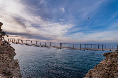 Pasarela sobre el Mediterráneo en Torrenueva (Granada). 