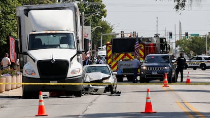 La policía y los servicios de emergencia trabajan en una zona acordonada tras los informes de que un agente del ICE disparó a un inmigrante indocumentado en Chicago, este viernes.
