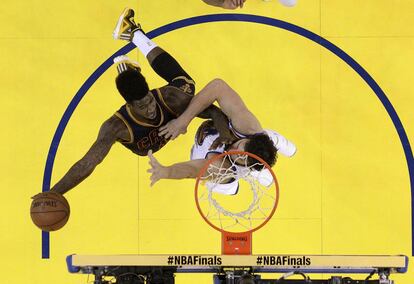 Iman Shumpert y Andrew Bogut durante el partido en el Oracle Arena