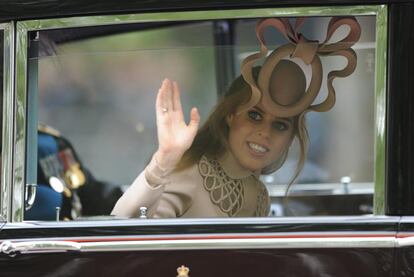 La princesa Beatriz, a su llegada a la boda real entre Guillermo de Inglaterra y Kate Middleton.