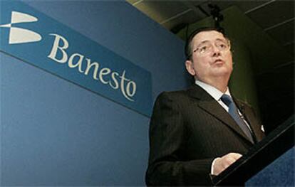 El presidente de Banesto, Alfredo Sáenz, ayer, durante la presentación de los resultados del banco.