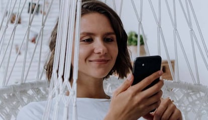 Chica utilizando un smartphone