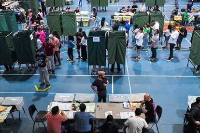 Ciudadanos acuden a votar en el Colegio San Ignacio, en Santiago, el 27 de octubre de 2024.