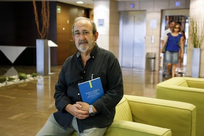 Tomás Mazón, en el vestíbulo de un hotel, con su libro de memorias.