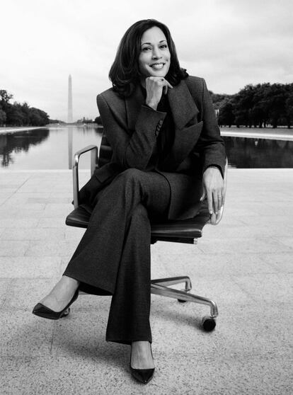 Kamala Harris posa en el National Mall de Washington