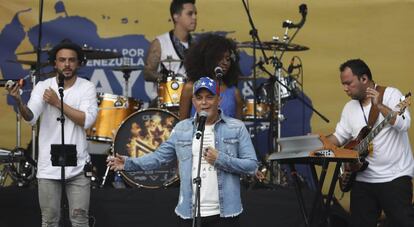 Alejandro Sanz (centro), este viernes en Cúcuta en el concierto Venezuela Aid Live en apoyo a la oposición venezolana.