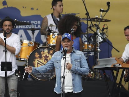 Alejandro Sanz (centro), este viernes en Cúcuta en el concierto Venezuela Aid Live en apoyo a la oposición venezolana.