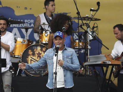 Alejandro Sanz (centro), este viernes en Cúcuta en el concierto Venezuela Aid Live en apoyo a la oposición venezolana.