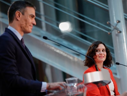 El presidente del Gobierno, Pedro Sánchez, y la presidenta de la Comunidad de Madrid, Isabel Díaz Ayuso, tras reunirse en 2020.