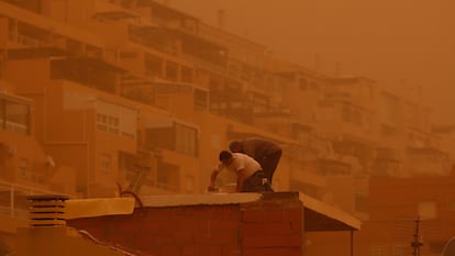 La calima entró por el sur de España y se extendió por media Europa en los días siguientes. En la imagen, unas personas trabajan en Aguadulce, Roquetas de Mar ( Almería) el 15 de marzo de 2022.