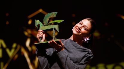 Úrsula Corberó, cuando recibió el Ondas 2023 a la mejor intérprete femenina en ficción de televisión.