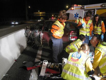 Sanitarios del Samur atienden a la víctima del accidente.