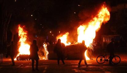 Contenidors cremats durant les protestes contra la inhabilitació de Quim Torra, el passat 28 de setembre a Barcelona.