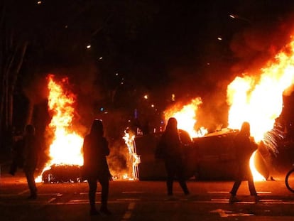 Contenidors cremats durant les protestes contra la inhabilitació de Quim Torra, el passat 28 de setembre a Barcelona.