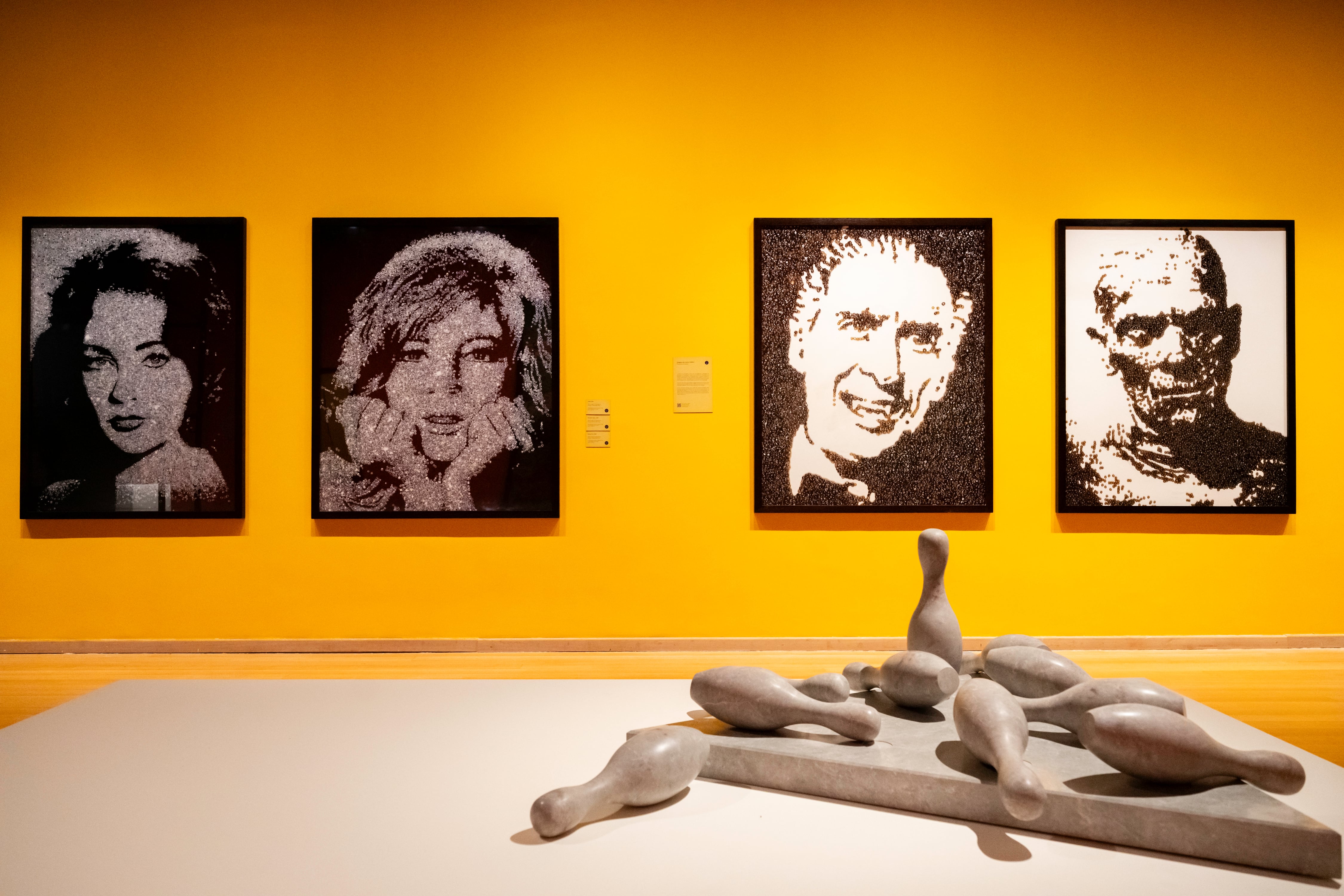 La exposición inaugurada en Río reúne más de 200 obras del artista Vik Muniz. 