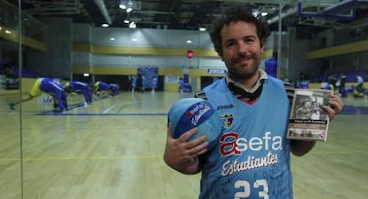 Guillermo Ortiz posa con su libro en el pabellón Magariños.