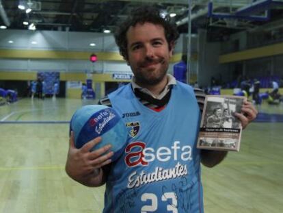 Guillermo Ortiz posa con su libro en el pabellón Magariños.