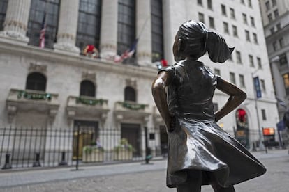 'La niña sin miedo', de Kristen Visbal, frente a la fachada  de la Bolsa de Nueva York.