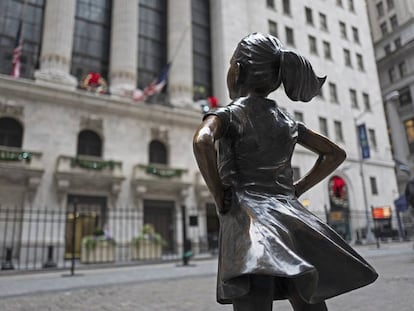 'La niña sin miedo', de Kristen Visbal, frente a la fachada  de la Bolsa de Nueva York.