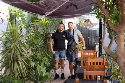 Los empresarios Edilverto Cespedes y Sebastian Smethan en su restaurante 'Secret Garden'.