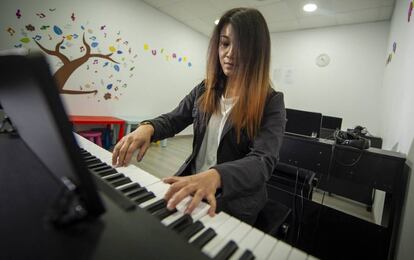 Hsieh Hsiu Ying toca el piano a l'escola Moz-Art.