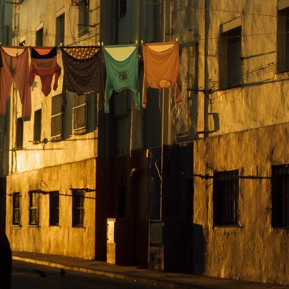 Una calle de la localidad de La Línea. Con 60.000 habitantes, cuenta con una población flotante de otros 10.000 lo que complica la prestación adecuada de servicios sociales.