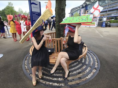 Algunas de las damas combinaron sus peculiares sombreros con peculiares paraguas.