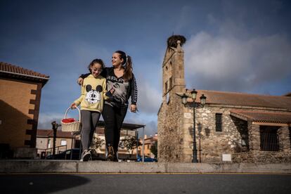 Patricia Fuentes se mudó a vivir al municipio madrileño de Serna del Monte junto con su novio y su perro. Ahora trabaja allí como animadora sociocultural.