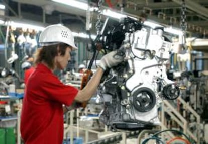 Un trabajador de la planta de Nissan mueve un motor en la planta de la compañía automovilística en Yokohama. EFE/Archivo